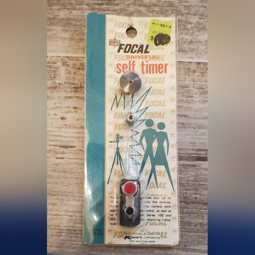 VINTAGE UNIVERSAL CAMERA SELF TIMER FOCAL JAPAN (NEW SEALED IN PACKAGE).